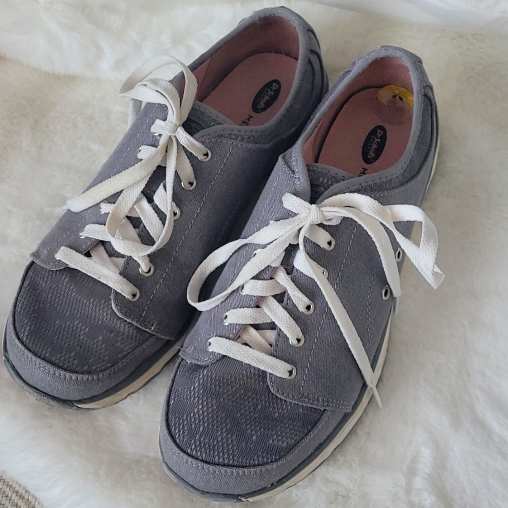 Gray and white tennis shoes